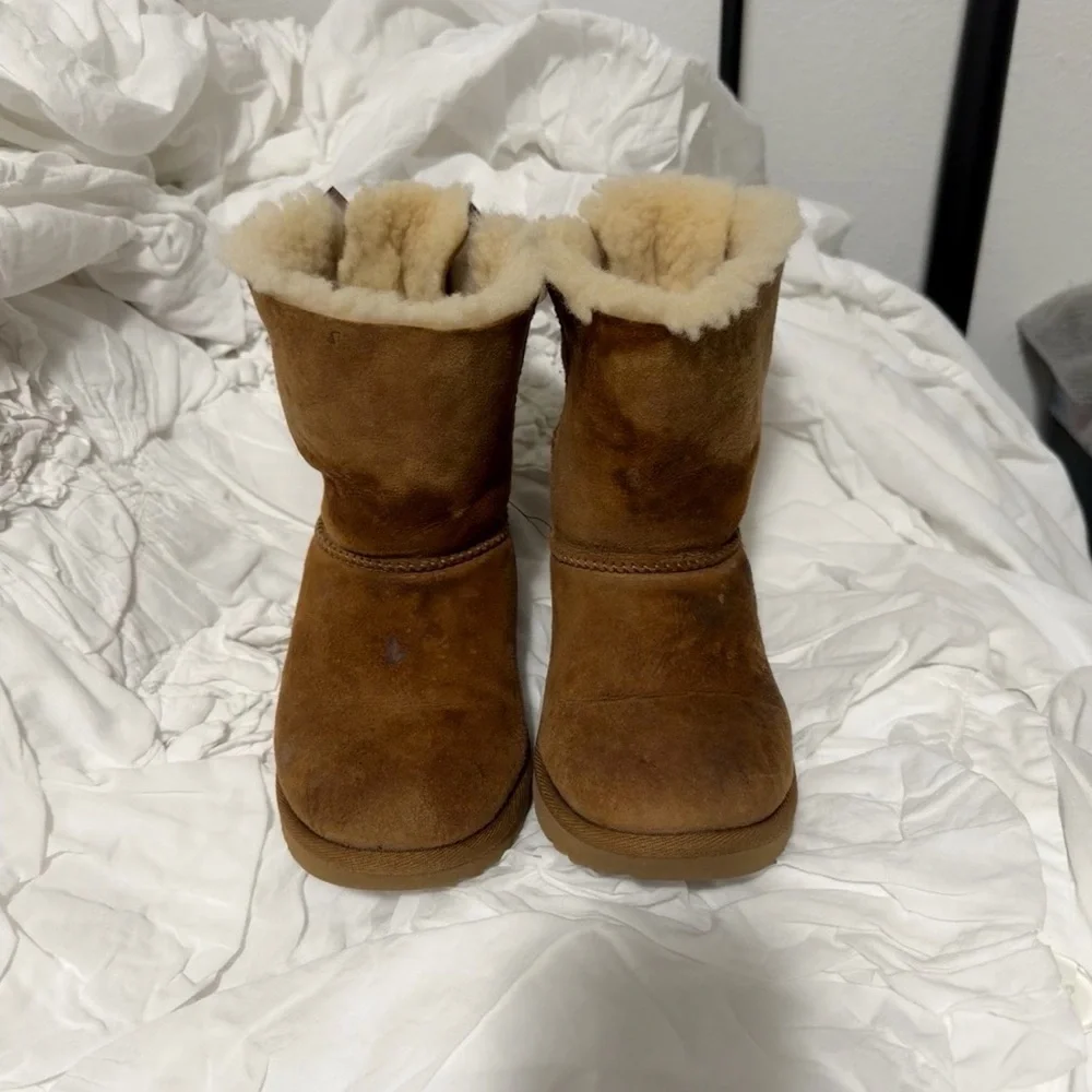 UGG Bailey Bow Suede Boots | Chestnut | US 2
